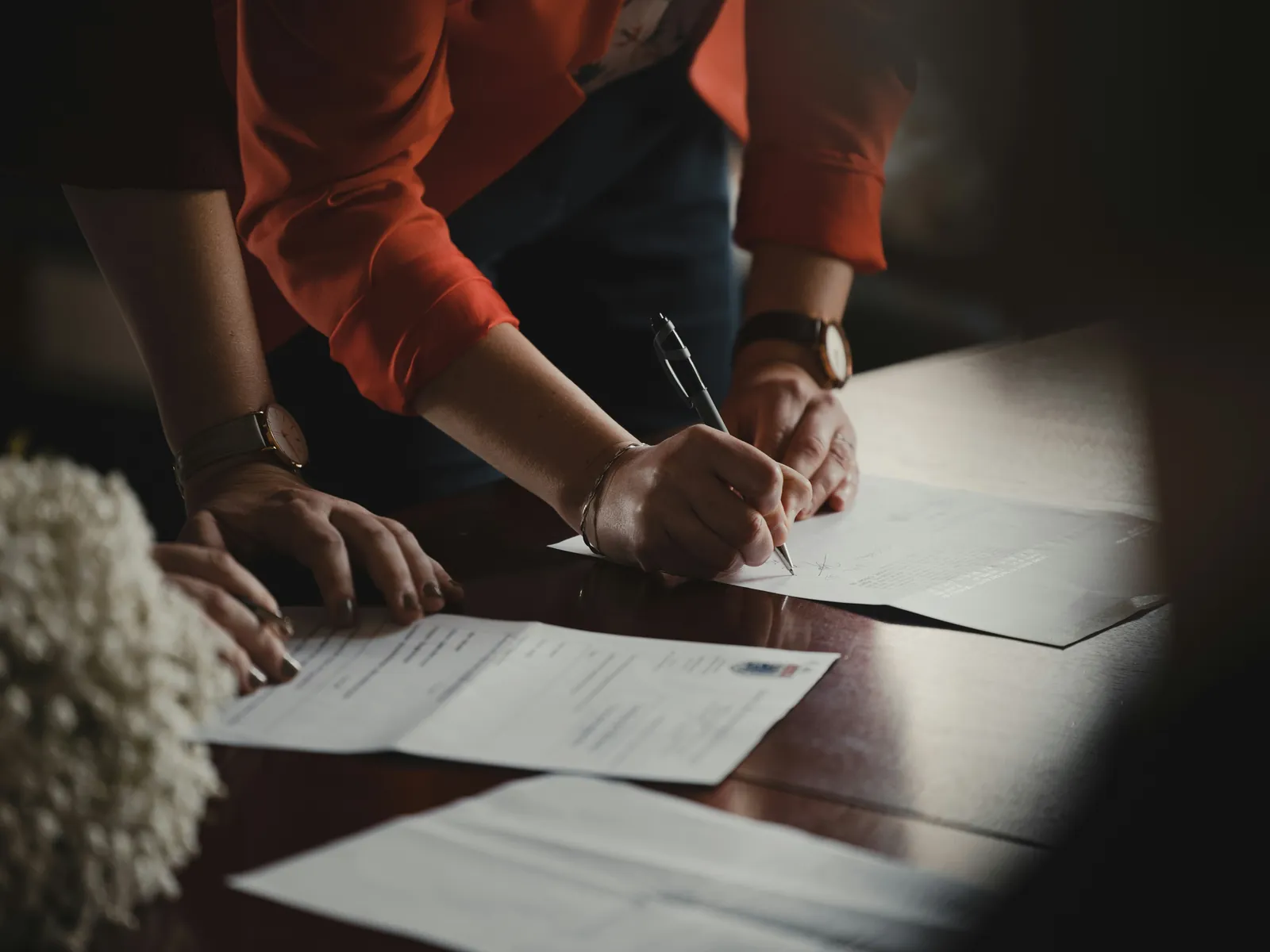 Abogado y clienta firmando un contrato para evaluar un caso de incumplimiento contractual